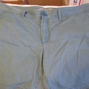 Eddie Bauer Woimen's Green Chino Shorts Size 12 Slightly Curvy
